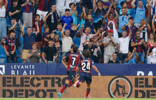 Roger Brugué y Carlos Álvarez festejan con la afición el gol ante el Cádiz en el estreno en el Ciutat (Foto: LUD).