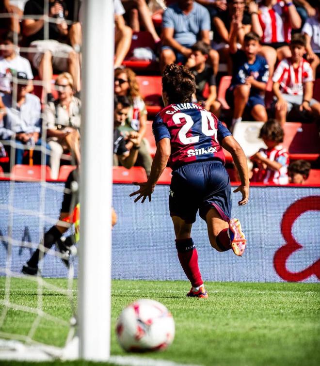 Carlos Álvarez celebra el primer gol de la temporada en la victoria en El Molinón de Gijón (Foto: LUD).