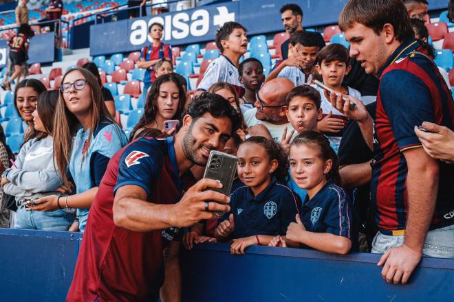 Vicente Iborra, junto a la afición, en el acto de presentación de las caras nuevas del pasado miércoles (Foto: LUD).