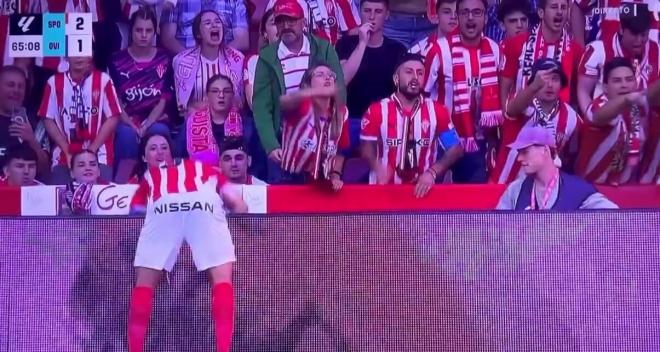 Una aficionada insulta a Hassan en el derbi asturiano.