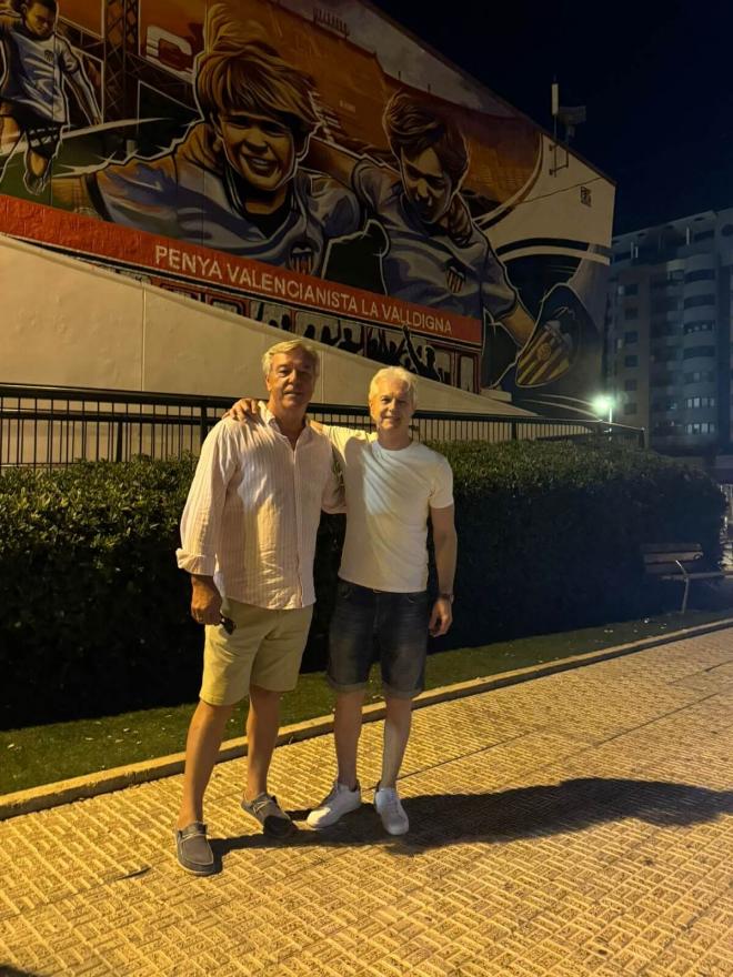 Los hermanos Ferrando, leyendas del Valencia CF, posan con su mural en Tavernes de Valldignaa