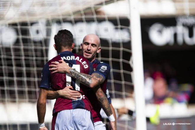 Oriol Rey y Morales celebran el tanto del Comandante, el primero en su vuelta a casa (Foto: LALIGA).