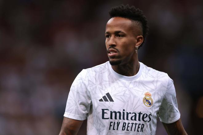 Eder Militao, en un calentamiento del Real Madrid (Foto: Cordon Press).