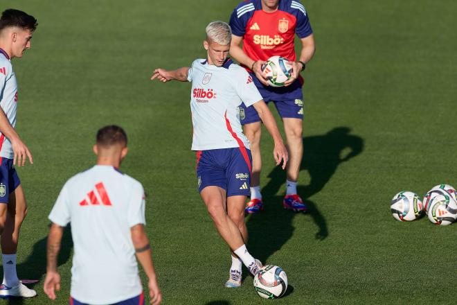 Dani Olmo, en un entrenamiento de la selección (FOTO: Cordón Press).