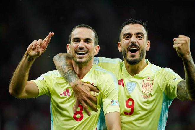 Joselu y Fabián celebrando un gol frente a Suiza en la Nations League (Foto: Cordon Press).