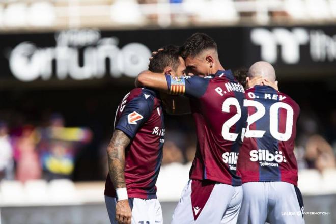 Pablo Martínez celebra junto a Morales el 0-1 del Levante en Cartagena (Foto: LUD).