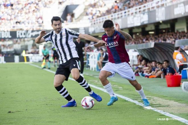 El exgranota Andy Rodríguez y Roger Brugué, en una acción del encuentro en Cartagonova (Foto: LUD).