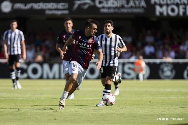 Diego Pampín completó todo el encuentro en el lateral izquierdo de la zaga del Levante (Foto: LUD).