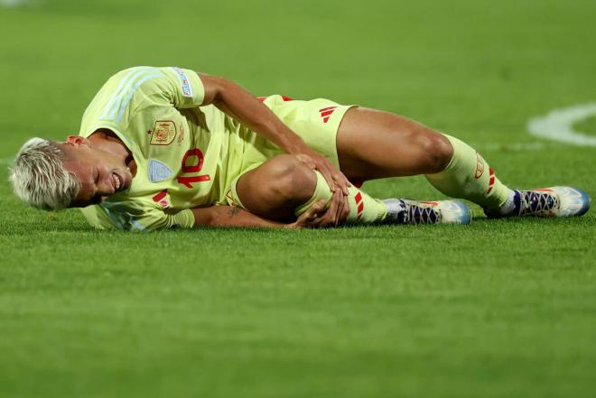 Dani Olmo se duele de un golpe en la rodilla en el duelo ante Serbia (FOTO: EFE).