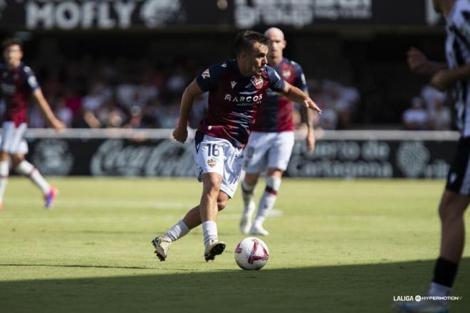 Diego Pampín conduce el balón ante la mirada de Diego Pampín (Foto: LALIGA).