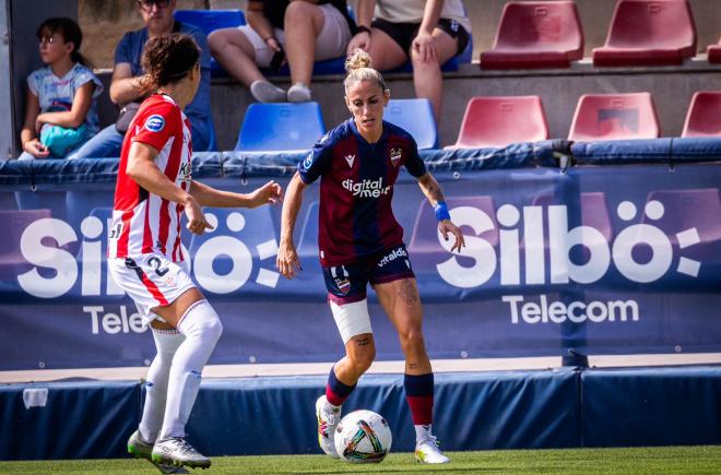 Ángela Sosa conduce el balón ante la oposición de Naia Landaluce (Foto: LUD).