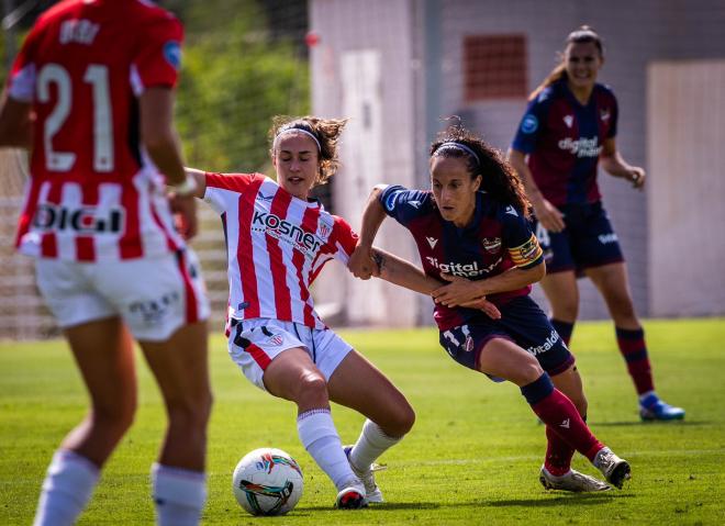 Nahikari García y Alharilla, en una acción del encuentro entre Levante y Athletic en Buñol (Foto: LUD).