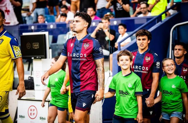 Sergio Lozano fue titular en el primer partido en casa ante el Cádiz de Paco López (Foto: LUD).