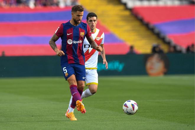 Íñigo Martínez controla un balón en el Barcelona-Rayo (FOTO: Cordón Press).