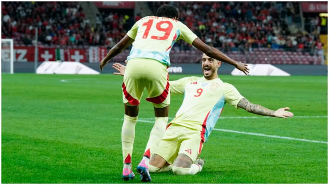 Joselu y Lamine Yamal celebran el gol del delantero.