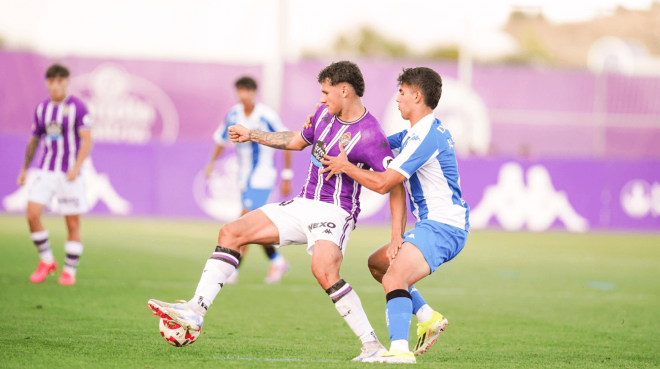 Jorge Delgado protege la pelota ante el Fabril (Foto: Real Valladolid).