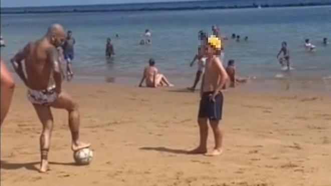 Dani Alves junto a un niño jugando al fútbol (Foto: Tiktok ElTibu)