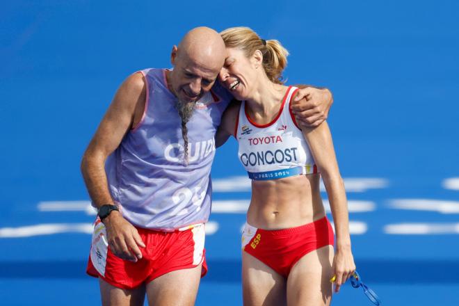 Mia Carol y Elena Congost, a su llegada a meta en París 2024 (Foto: EFE).