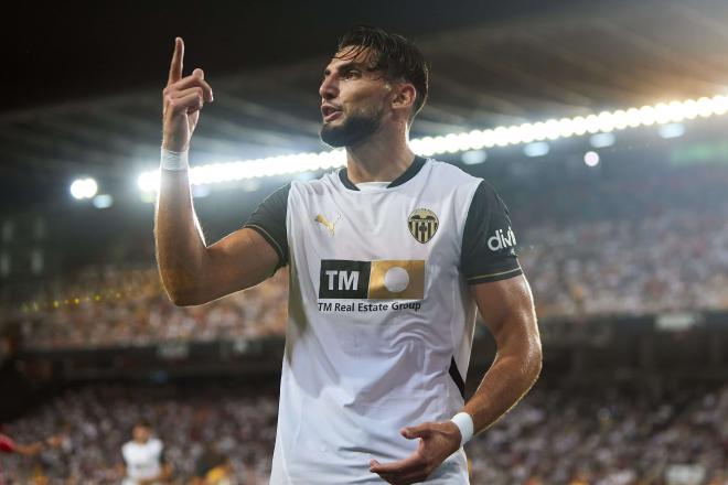 Rafa Mir, en un partido con el Valencia CF (Foto: Cordon Press).