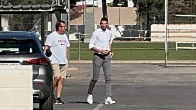 Rafa Mir llega a Paterna con su padre.