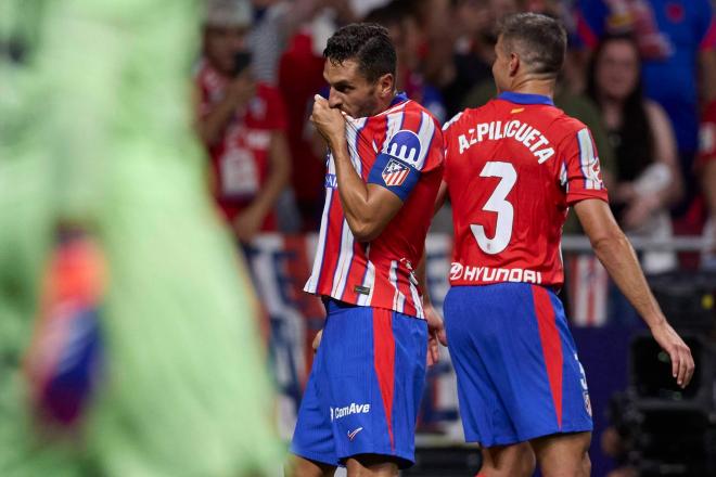 Koke besándose el escudo del Atlético (Foto: Cordon Press).