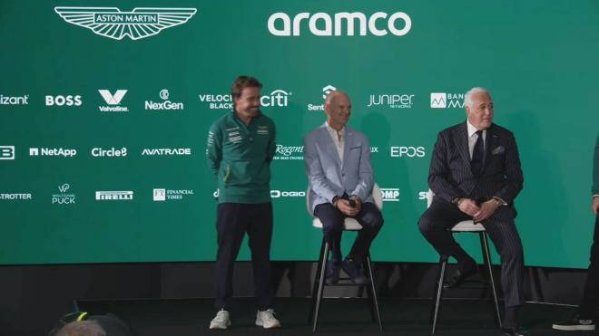 La sonrisilla de Fernando Alonso en la presentación de Adrian Newey (Aston Martin)