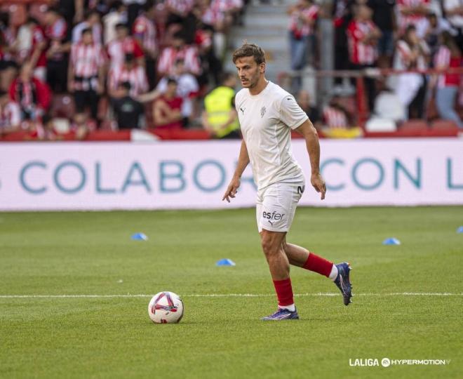 Eric Curbelo durante el calentamiento del Sporting - Oviedo (Foto: LALIGA).