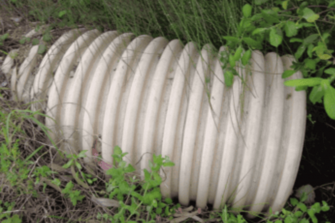 Tubería sobre la que Ecoloxistas en Acción denuncia vertidos en Afouteza (Foto: Ecoloxistas en Ac