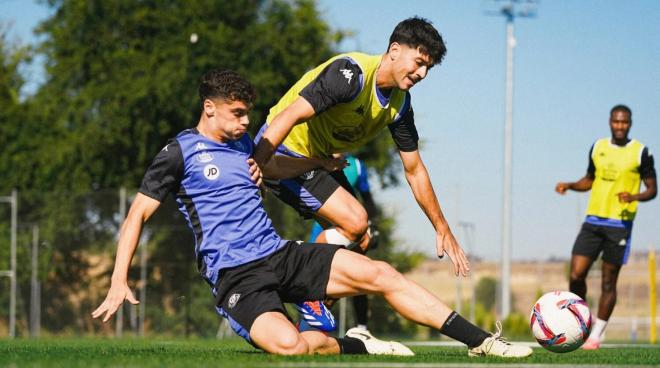 David Torres y Meseguer pugnan por un balón (Foto: Real Valladolid).