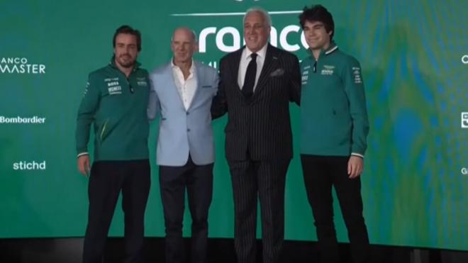 Adrian Newey junto a Fernando Alonso, Lawrence Stroll y Lance Stroll en su presentación con Aston