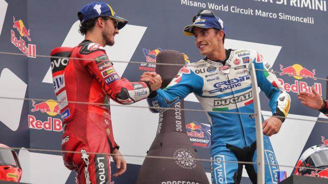 Marc Márquez Y Pecco Bagnaia en el podio en San Marino. (Fuente: Cordon Press)