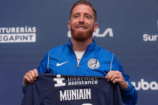 Iker Muniain posa con su nueva camiseta de San Lorenzo de Almagro.