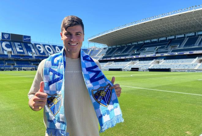 Sergio Castel posa para ElDesmarque en La Rosaleda. (Foto: A. Fuentes)