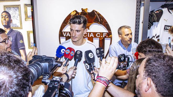 Pepelu habló en la presentación de la nueva tienda del Valencia CF.