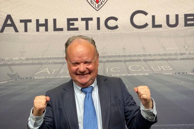 El periodista Jaime Ugarte posa en el palco de San Mamés (Foto: Athletic Club).