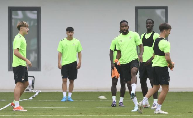 Bakambu, en un entrenamiento del Betis (Foto: Kiko Hurtado)