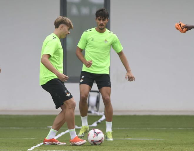 Jesús Rodríguez y Lucas Alcázar, en el entrenamiento del Betis (Foto: Kiko Hurtado)