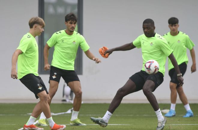 Jesús Rodríguez, Alcázar y William, en el entrenamiento del Betis (Foto: Kiko Hurtado)