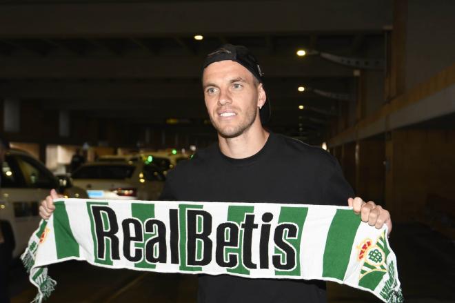 Lo Celso, a su llegada a Sevilla (Foto: Kiko Hurtado)