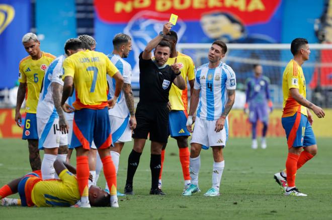 Montiel, ve una tarjeta amarilla en el Colombia-Argentina (Foto: EFE).