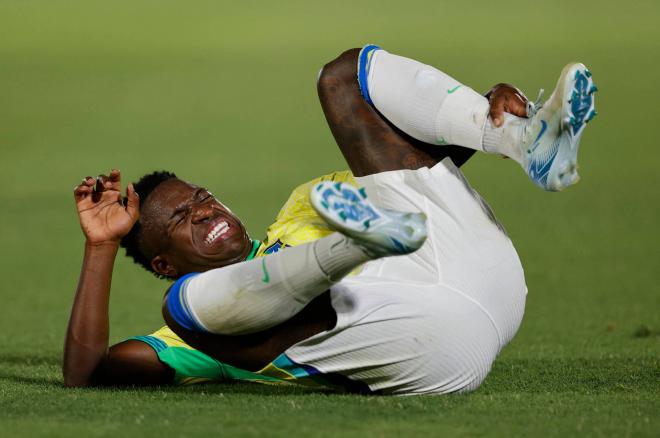 Vinicius cae tras una falta ante Paraguay (Foto: EFE).