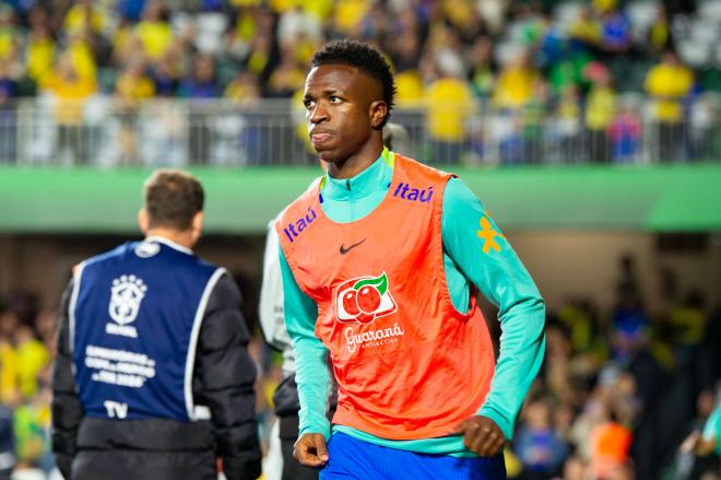 Vinicius calentando con la selección brasileña (Cordon Press)