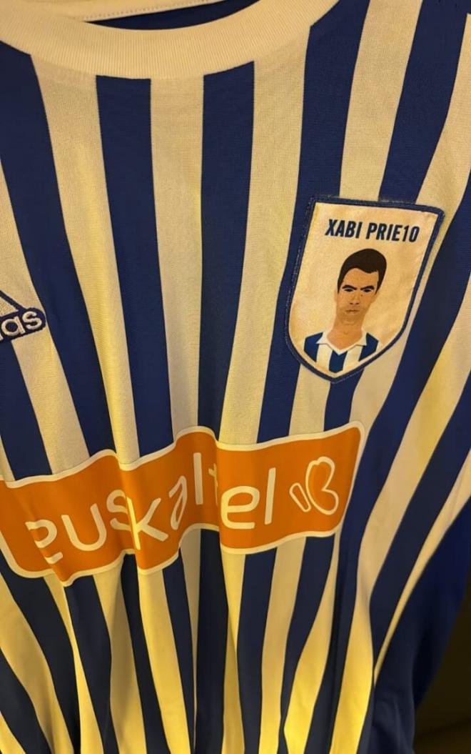 Camiseta de la Real en homenaje a Xabi Prieto el día de su despedida (Foto: Instagram @delabella_2