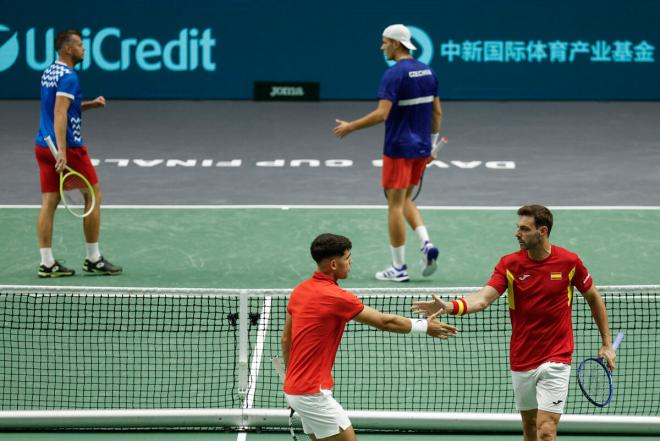 Carlos Alcaraz y Marcel Granollers celebran un punto en la Copa Davis (Foto: EFE).