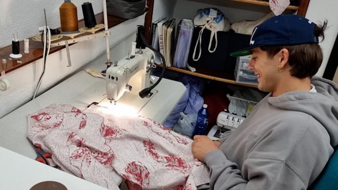 Pau Echaniz teje unas telas en su taller de costura (Foto: ElDesmarque).