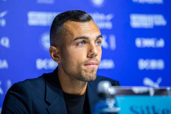Joan Jordán, en su presentación con el Alavés (Foto: Deportivo Alavés).