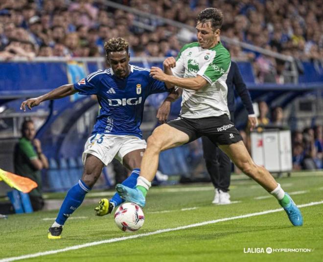 Hassan durante el Oviedo - Racing (Foto: LALIGA).