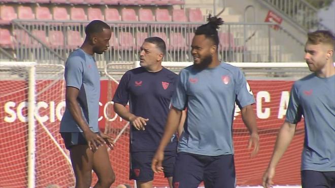 Lukebakio charla con García Pimienta en su regreso a los entrenamientos.