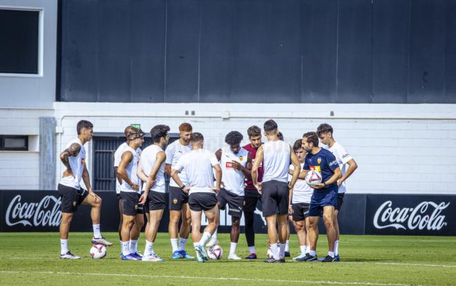 Baraja en un entrenamiento, tiene pocos mimbres para confeccionar su once titular