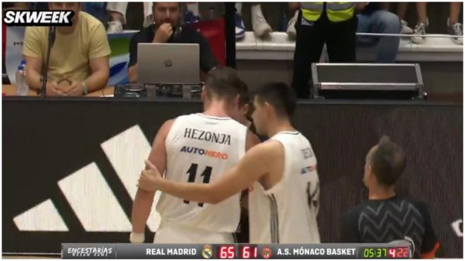 Mario Hezonja se enfrenta al árbitro durante el Real Madrid- AS Mónaco. (Fuente: @BasketNews_com)